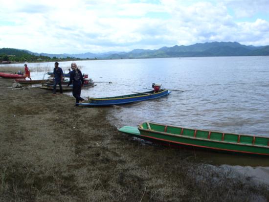 มีเรือ เหลือ สาม - สี่ ลำ ก็เข้ามารับค