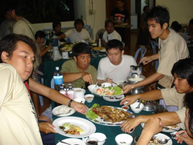 พวกเรา สกรัม กินวสันต์ ( โต๊ะ ) กันเว้