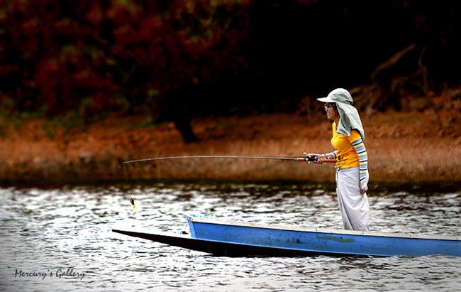 ดีนิ เรือไม่โคลงเครง ด้วย มั่นคงดี ยืนตีสบายเรยดิ ป้าแก๊ก มีคนถ่วงให้แล้วนี่นา... :laughing: :laughi