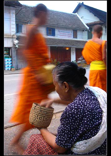 สองวันรูปแล้วกัน...ซี
ชอบรูปนี้ที่หลวงพระบาง...พระเดินบิณฑบาตแบบไม่หยุด..ใช้คอมแพคถ่ายแบบไม่ได้ตั้ง