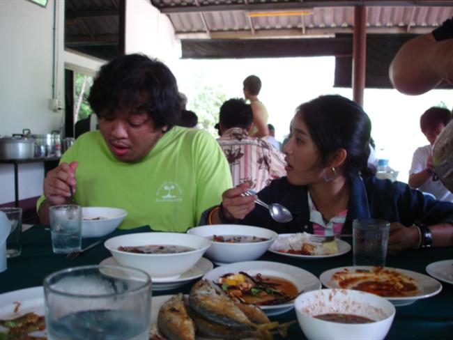 น้าเทียม ปลาชั้นไปไหน หา... :mad: :mad:
     ไม่รุ กินไปหมดแล้ว.. :tongue: :tongue:
           มาถ