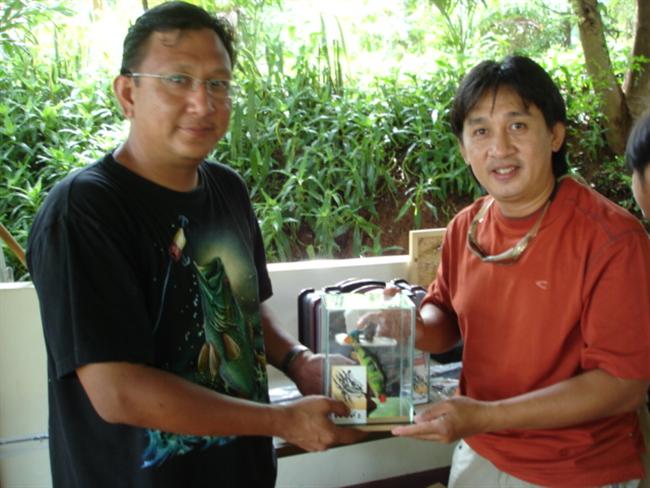 รางวัล ที่สาม...
       ได้รับถ้วยรางวัล และของรางวัล คือ....
             น้าพินิจ ครับ... เย้ๆๆ.