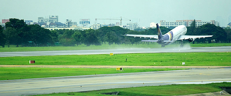 Take Off! ... ไปล่ะน้า "ดอนอีเหยี่ยว" เอิ๊กๆๆ เห็นเค้าว่าเป็นชื่อเดิมของดอนเมือง แหมไม่น่าเปลี่ยนชื่