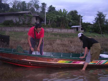 ขนของลงเรือกันเลยครับ  ว้อน...กันเต็มที่แล้ว  :love: :love: :love: :love: