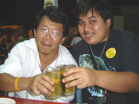 กับข้าวมา พาเพลิน น้ำชาเขียว เย็นๆ....
อารมณ์อีน้าโต๊ด ก้อเปลี่ยน.......
 :laughing: :laughing: :l