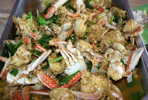 ปูนึ่งผัดผงกะหรี่พริกไทยดำที่จุมโพ่นำเสนอหน้าตาเป็นแบบนี้ อาหารทะเลสดๆต้องกินบนเรือกลางทะเลแบบนี้ถึง