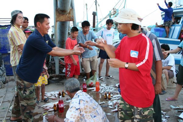 สมาชิกฯรอรับจับฉลากแบ่งๆปลากันไปกินคนละเล็กน้อยตามที่ท้องทะเลไทยมอบให้มากับทริพเบาๆ 1 วันหนึ่งคืน โอ