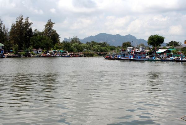 เรือลำนี้ จอดอยู่เทียบท่าที่ท่าเรือสะพานหิน อ.ชะอำ จังหวัดเพชรบุรี ครับ ระหว่างเรือออกก็ได้โอกาสเก็บ