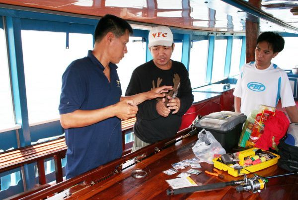 เรือเดินทางออกจากท่าน้าม่วงก็ทำการสาธิวิธีการเข้าสายหน้าสำหรับตกปลาทะเลให้กับสมาชิกฯมือใหม่  :smile:
