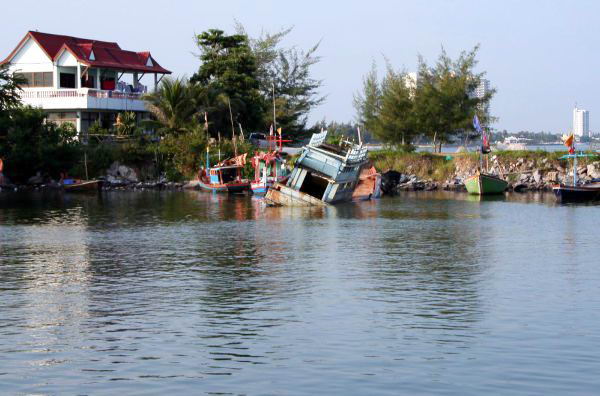 ฮิฮิ.. ผ่านหมาย เรือจม อุ๊ย.. ไม่ใช่ เรือล่มต่างหาก  :blush: :smile: :smile: