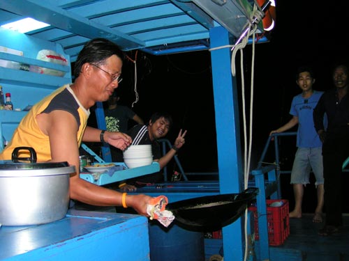 มื้อค่ำ  น้าอ๊อดแสดงลีลา การเจียวไข่ ลอยฟ้า   มาโชว์งานนี้โดยเฉพาะ :laughing: :laughing:ถึงว่าที่บ้า