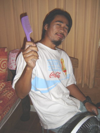 ตีสี่ครึ่ง นาฬิกา ดังลั่น...
พงเต๊บมาด รีบลุก....
ลุกมากด นาฬิกา แล้ว นอนต่อ....
 :laughing: :lau