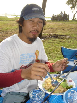 เดินดูรอบๆ บริเวณ รออาหาร แป๊ปเดียว ก้อมาเสริฟ...
ข้าวผัด แบบง่ายๆ กินกันให้อิ่มดี....เตรียมตัว ไปต