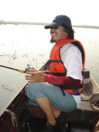 นังกั๊กเล็ก ยืนตีเหยื่อ อยู่หัวเรือ ไม่นาน....
ก้อมีเสียง.....
....ตู๊มมมมมมม...ซ่า........
นึกว่
