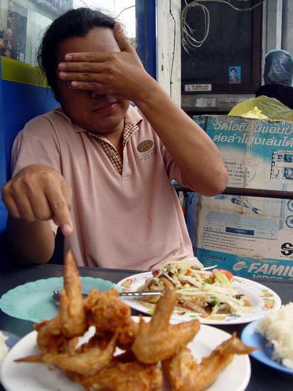 เราต้องรอจนฝนหยุดตก เกือบชั่วโมงถึงสั่งอาหารกินได้  :laughing: :laughing:
เข็ดแล้ว นัดกินข้าวกับแก๊