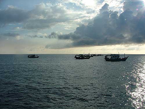 มีมาเพิ่มอีกหลายลำเห็นเรือน้าโชกุนด้วยเรือผมลำสีเขียวๆที่ทำเสียงดังๆนั่นแหละครับน้าโชกุน