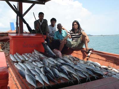 ได้หมึกจากเรืออีกลำ หมึกตาย ประมาณ 5  กิโล  จำชื่อเรือไม่ได้ เรือสีฟ้าสองชั้นนะครับ  ต้องขอขอบคุณเป็