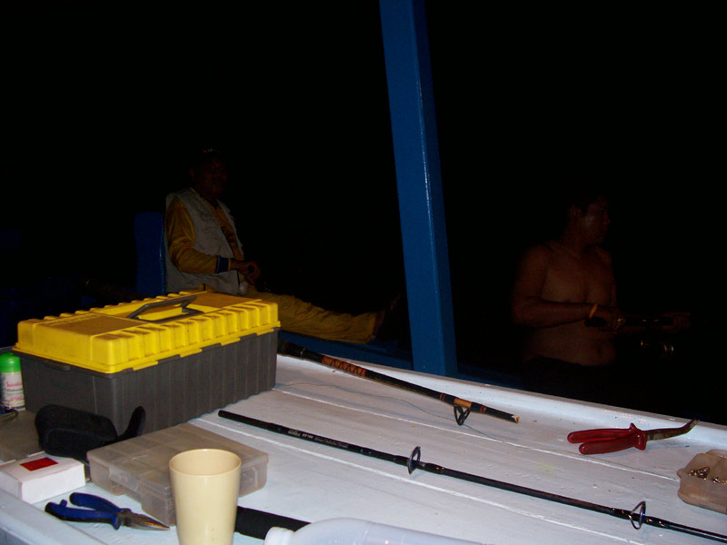 ไม่มีเวลาถ่ายรูปครับ ทุกคนบนเรือโดนกันถ้วนหน้า ตั้งแต่ กล้วยจรวด (เรนโบว์รันเนอร์ ) ปลามงหัวเสี้ยม ก