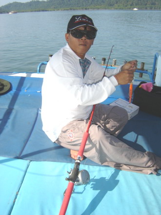 ขึ้นมาบนเรือได้ปั๊บ เฮียคิม ก้อโดดขึ้นหลังคาทันที..
ประกอบ อุปกรณ์ เตรียม ทรอลลิ่ง...
เฮียคิม ซซต.