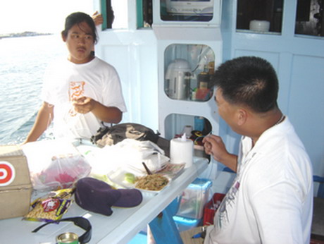 เดินๆ ดูรอบๆเรือ ดีก่า.....
คนอื่น เตรียมชุดลุย เตรียมอุปกรณ์ 
แต่น้าป้อ เมื่อ เช้า ข้าวยังไม่ได้ 