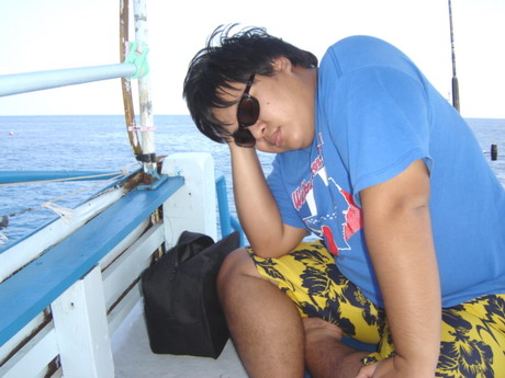 น้าโต๊ด โดนชาเขียวไปสองขวด...
ขึ้นมานั่งซึม อยู่บนดาดฟ้าเรือ....
น้าโต๊ด----มะหร่ายจะถึงเนี่ย.....