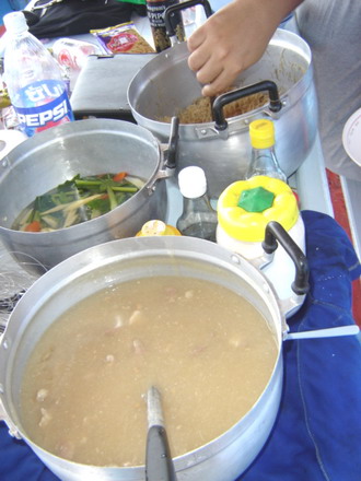 ราดหน้าเสร็จแล้วววววว....
พี่น้องค๊าบ...มารวมกันที่หัวเรือด้วยครับ....
.....แอทเทนชั่น พลีสสส....
