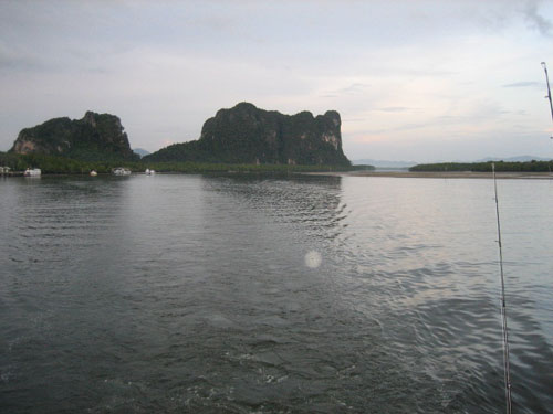 ออกเรือตอนเกือบหกโมงเย็น จากท่าเรือบริเวณหาดยาว 