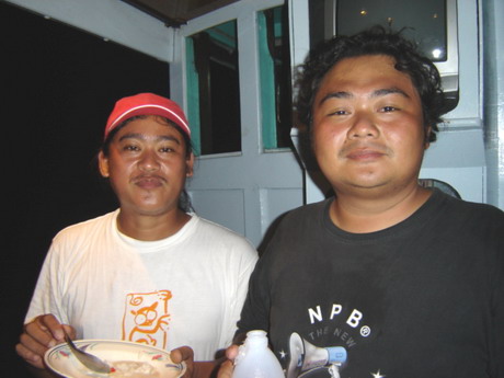 บอกได้ เต็มปากเต็มคำ กับข้าววันนี้ อร่อยมั่กๆครับ..
ฝีมือ สองคนนี้ ช่วยกันรุม....
ตั้ม หมูแดง พบ พ