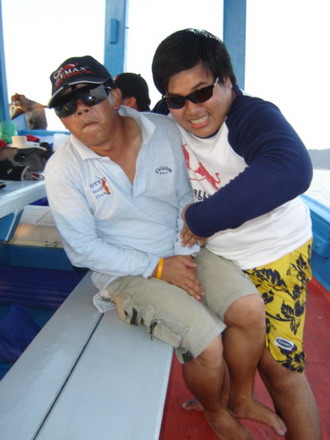 น้าโต๊ด---แซวๆ ๆ นักช่ายมะ จับขึงเสียบผ่ามือซะทีเด๊ะ..
เฮียคิม---เย้ยยยย มะเอ๊า..มาเจี๋ยวววว...
  