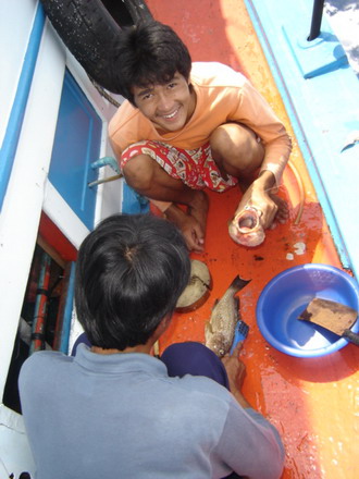 พี่หมาย--มามะ ผมก๊ะ เจ้าบรีส จัดการให้....
น้ามาด---ทำไรทานอ้ะ พี่หมาย สองตัวนี้...
พี่หมาย---ทอดก