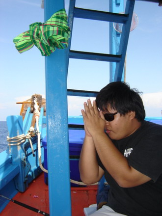  น้าโต๊ด---กลิ่นไร สาปๆสางๆเนี่ย...
              ยังก๊ะศพ...ผีหลอกป่าววุ้ยตรู..
              เจ้