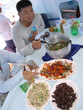 ทั้ง ต้มยำ..
ปลา3รส..
ลาบโอลาย.
แถมด้วยเนื้อเค็มทอด....
มื้อหญ่าย ...โอ้ววววววววว....
พงเต๊บมาด