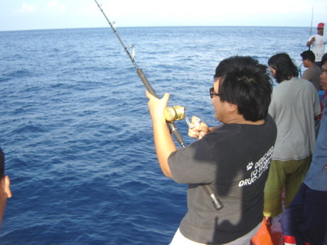 เพลิดเพลิน เจริญซั้ง....
ปลาเล็ก ลงกิน ลงกิน แบบนี้....
น้าโต๊ด มาขอเล่นมั่ง...ไม่หลบมานแล้ว แดด เ