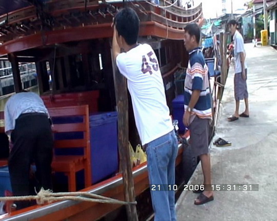 เดินทางมาถึงท่าลงเรือที่น้ำเชี่ยวแล้วช่วยกันขนของลงเรือ