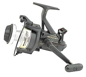 ชื่อรุ่นน่าจะเป็น  Shimano BAITRUNNER 4500 ครับ เป็นรอกสปินนิ่งทะเล ที่มีระบบBAITRUNNER ขนาดกลางของต