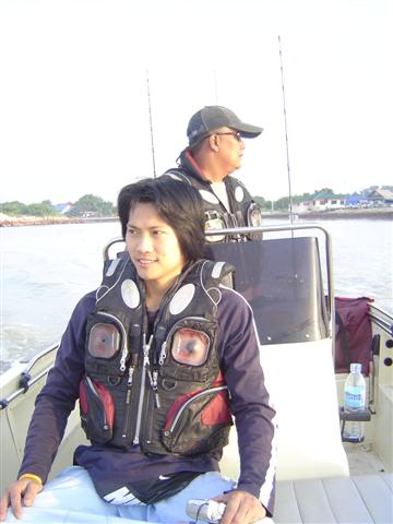 ได้เวลาออกตัวแล้ว ผม น้าเจิด ลงเรือไต๋ยุทครับ ลำนี้แต่งตัวเท่ห์ กันทุกคนครับ

ดูเสี่ยเจิดผมจิ เก็ก