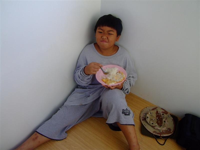  :smile:   พอบ่ายแก่ๆ......ทุกคนเริ่มเตรียมตัว.....พี่มานะ...บอกว่าเตรียมตัวอีกชั่วโมงกับข้าวเสร็จ..