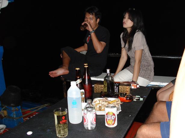 ระหว่างเดินทางไปไดร์หมึก มีดื่มกานนิดหน่อยครับ  ในรูปก็พี่อ๋องกับ ภรรยา