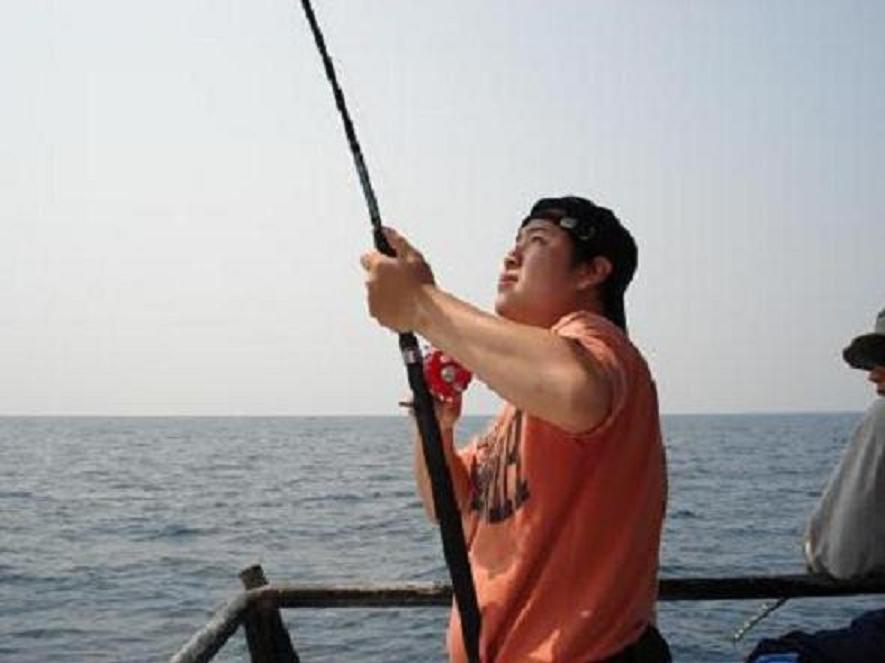 หลังจากนั้นไม่นาน หัวเรือก็ได้เฮโดยน้อง เอ็ม โดนลากรอบเรือเลยครับ