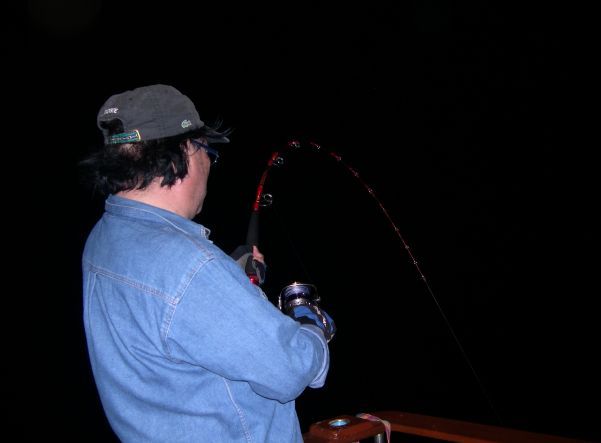          นักตกปลาชาวอาทิตย์ อุทัย ที่ติดใจ ทะเลอันดามัน กำลัง อัดปลาด้วยคัน DaiWa สีแดงสดใส