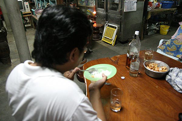 ตาแว่นแอบโซ๊ยยยยข้าวกะปลาหมึกแดดเดียวไปก่อนซะแระ :laughing: