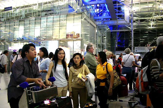 เดินทางถึงสนานบินสุวรรณภูมิของวันเสาร์ที่ 11 คนเยอะมาก
 :ohh: :ohh: :ohh: :ohh: :ohh: