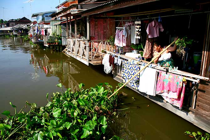 ตลาดบ้านใหม่ เป็นบ้านริมน้ำ  กว่าแต