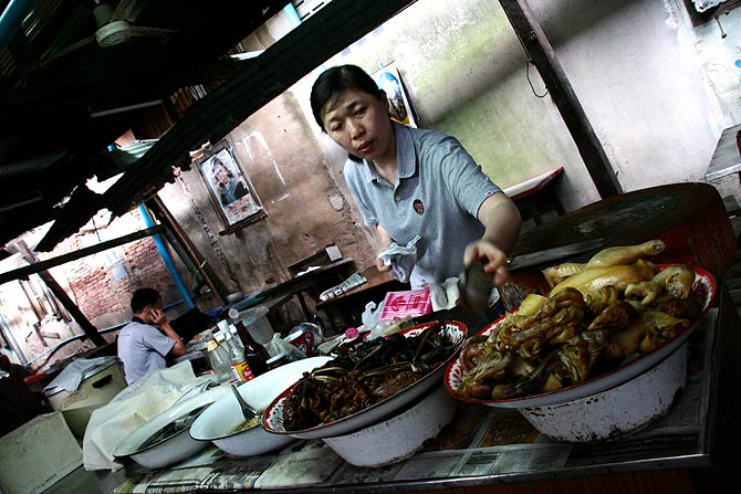 ร้านนี้ขายไก่สับ ไก่ผัดขิง ต้มแซ่ม