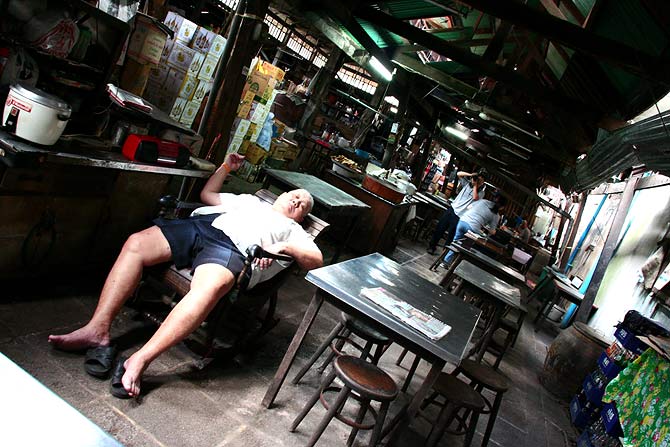 ไป "ลักหลับ" ลุงข้างหน้าดีกว่า  เอ๊ยย