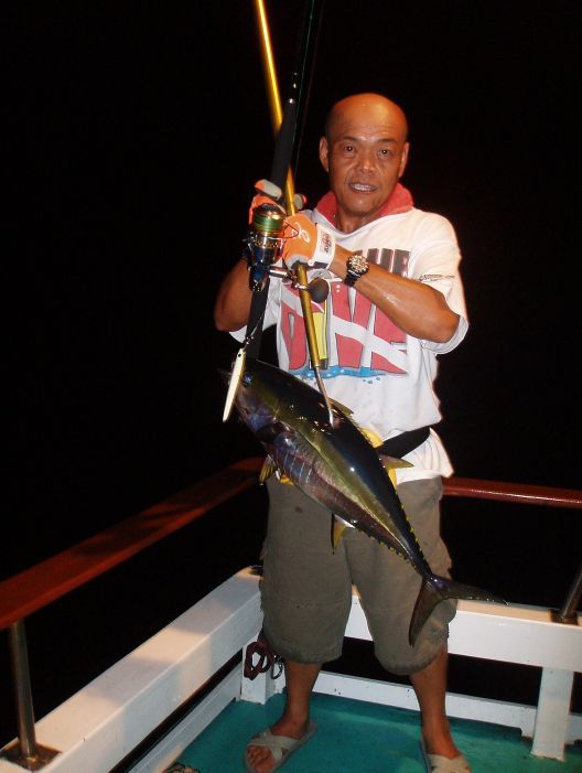     แล้ว เฮียปริ้นก็ Hot ไม่แพ้ พี่หม่อม จิ๊กได้ Yellow Fin ขึ้นมาอีก แล้วก็มาถ่ายรูป แกฝากบอกน้องไม