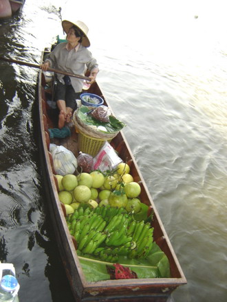 ตลาดน้ำ ก้อต้องนี่เลย....
ป้าแก่ๆ พายเรือ ขายผลไม้...
เวอร์ชั่นออริจินั่ล....แท้ๆ ต้องแบบนี้...
พ