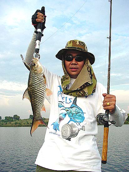 จากนั้นก็ลากอีก ได้เจ้าตัวนี้มา 
กระสูบ จ้า :grin: