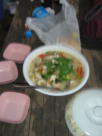 หลังจาก20นาทีแห่งการรอคอย....
ขับรถ ไปประคองกลับมาจนได้.......
****ต้มยำปลาช่อนร้อนๆ วอนให้ซดน้ำ**