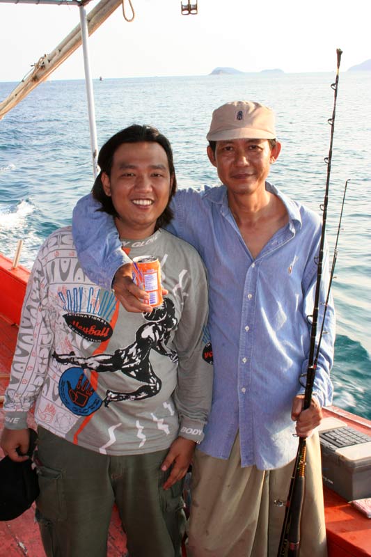 ก่อนกลับขึ้นฝั่ง ก็ถ่ายรูปเป็นที่ระลึก กับน้องๆ :cheer: